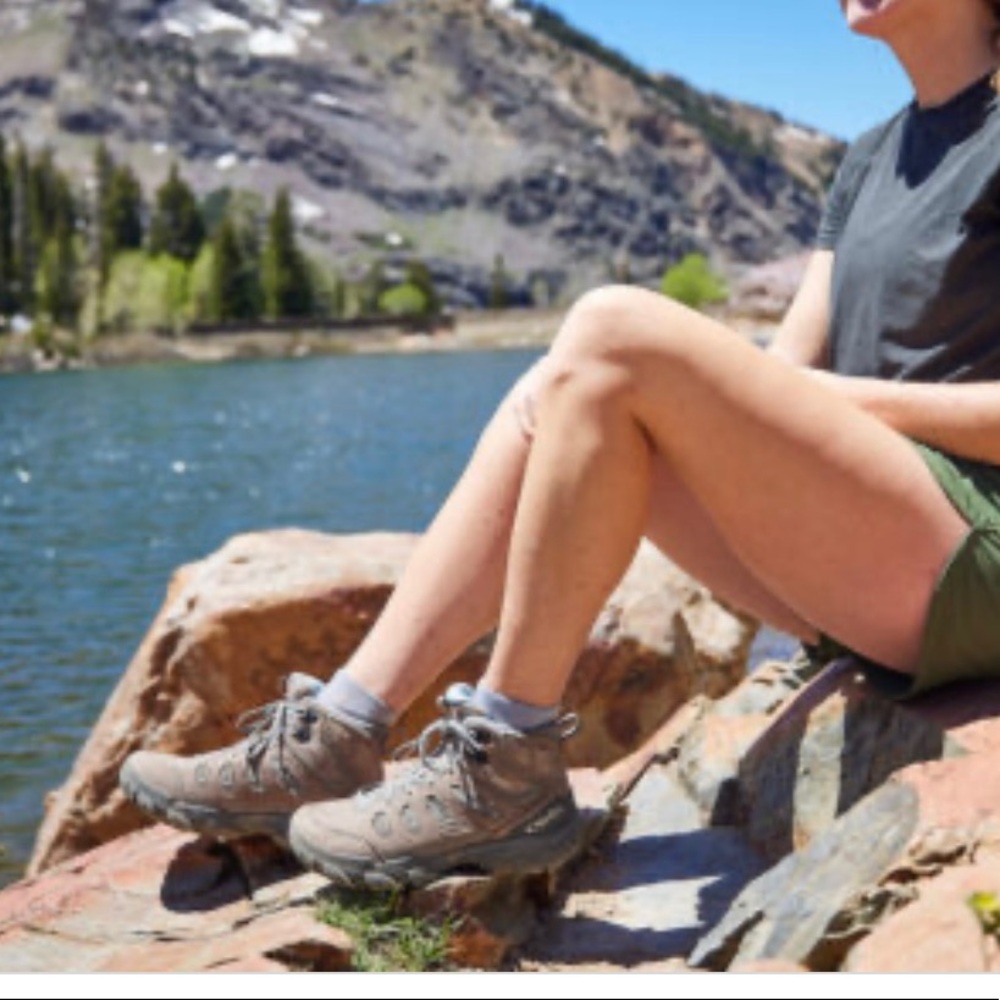 COLUMBIA HIKING BOOTS